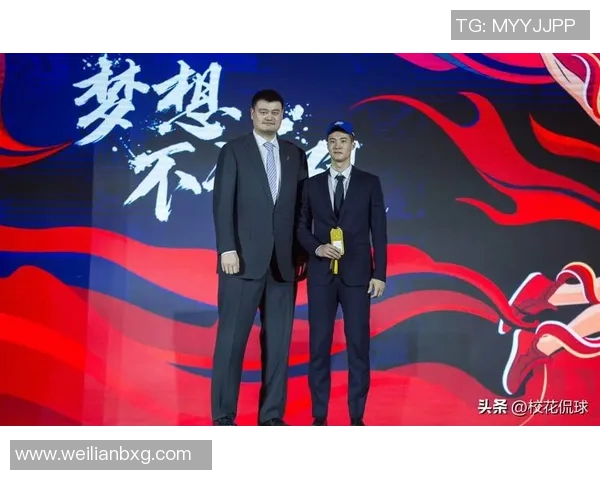 姚明与篮筐的亲密合影展现篮球巨星的风采与热爱