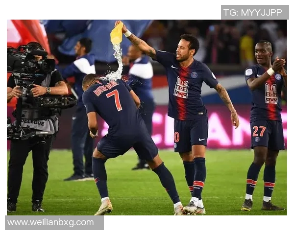 顶级足球明星在场上不同位置的精彩瞬间与战术分析图片展示