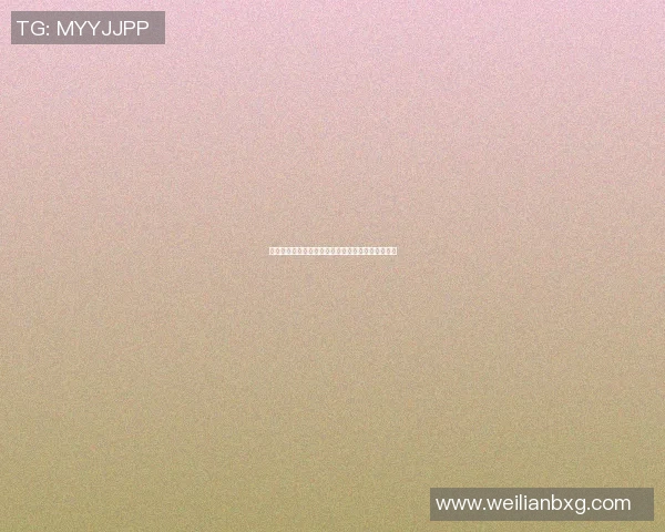 篮球明星与情侣甜蜜合影展现爱情与运动的完美结合